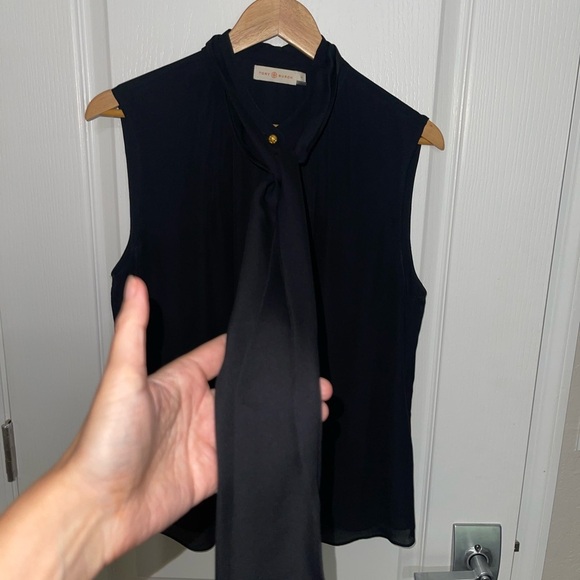 TORY BURCH Black Sleeveless Blouse Bow Gold Button Hardware Emblem 100% Silk 14 - Picture 8 of 8